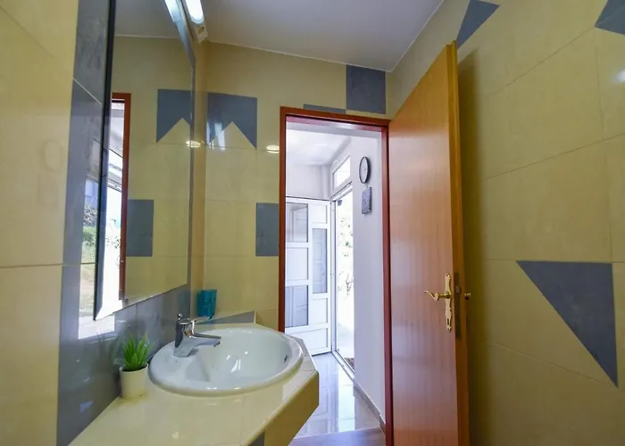 Jaklin Guest house